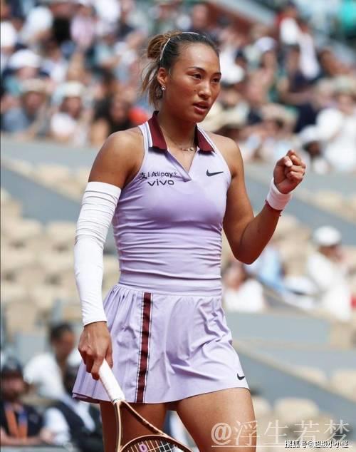 郑钦文草地赛季首战逆转取胜，期待更进一步表现